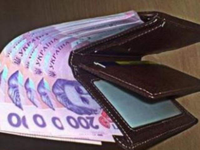 Кабмин ограничил зарплаты чиновников высшего ранга