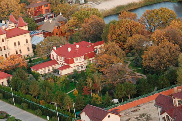 "Канцелярская сотня" запустила сайт об элитном имуществе чиновников "Гарна хата"