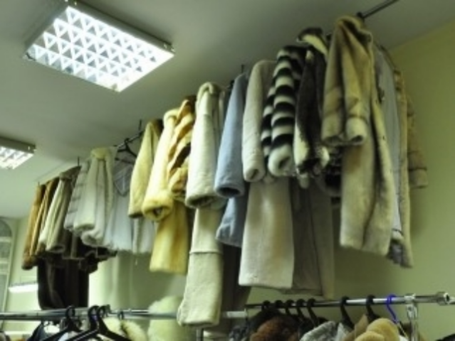 Состоятельные украинцы стали продавать меха и кольца 