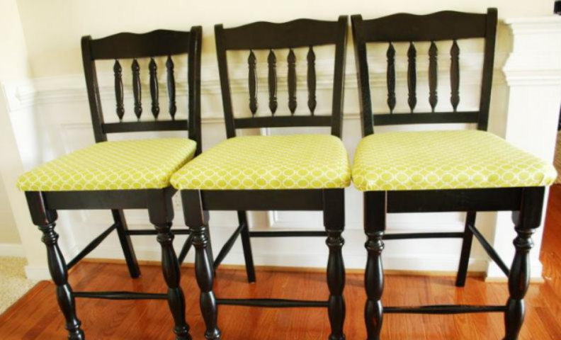 Драпировка деревянных стульев тканью