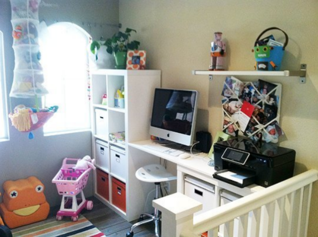 Шикарная идея! Как гениально использовать пространство над лестницей