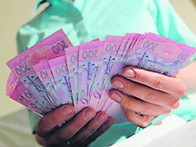 В Украине врачей решили перевести на гонорары 