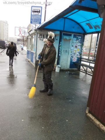 В Киеве дворник заметает улицу с двумя котами на голове: фотофакт