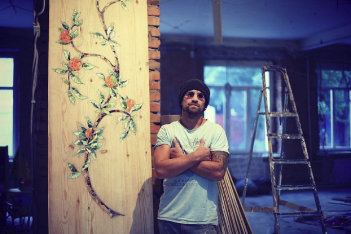 «Воспринимаю интерьер как холст и пишу на нем всё, что хочу»: удивительные интерьеры Алексея Стешака