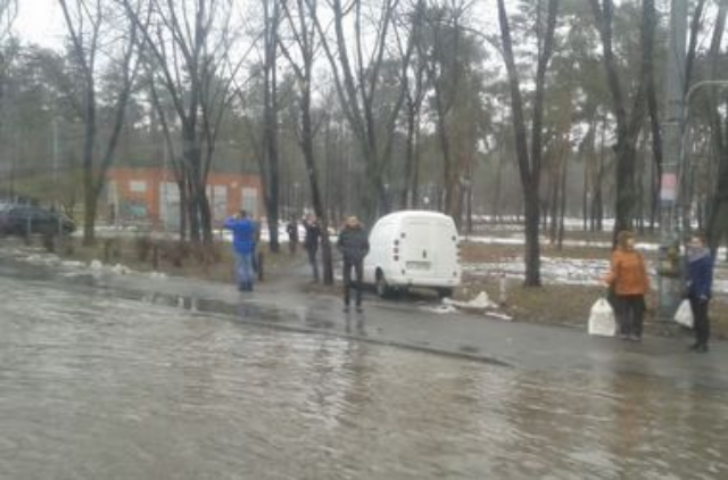 "Озеро" на Броварском проспекте в Киеве возникло из-за порыва магистрали