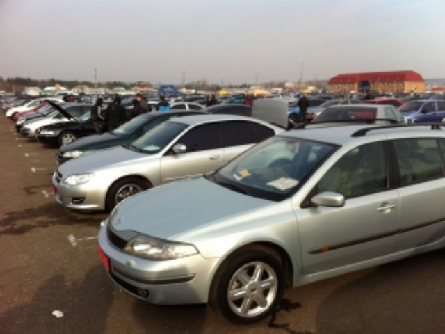 Автосалоны начали заманивать скидками на прошлогодние авто