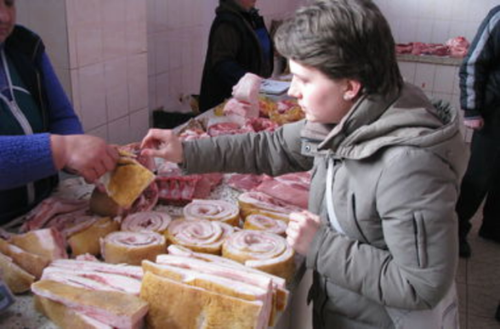 Замена долларам – сало, макароны и автомобили