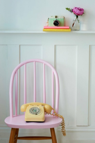 Винтажный телефон как декор в современном интерьере