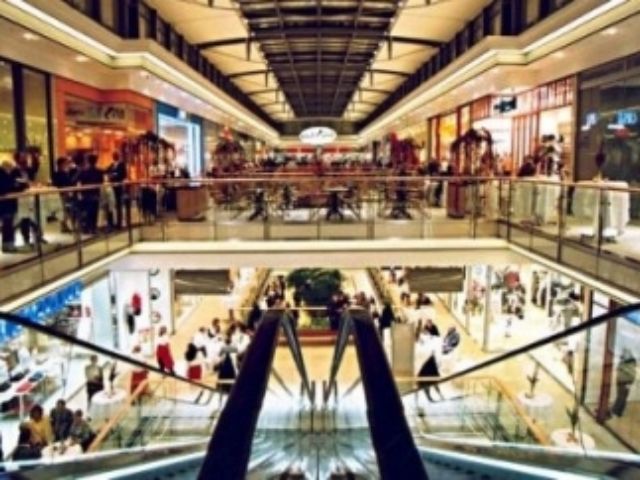 На новогодние праздники украинцы заполонили ТРЦ