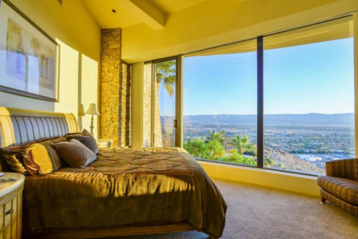 Особняк из 700 тонн обработанного вручную камня