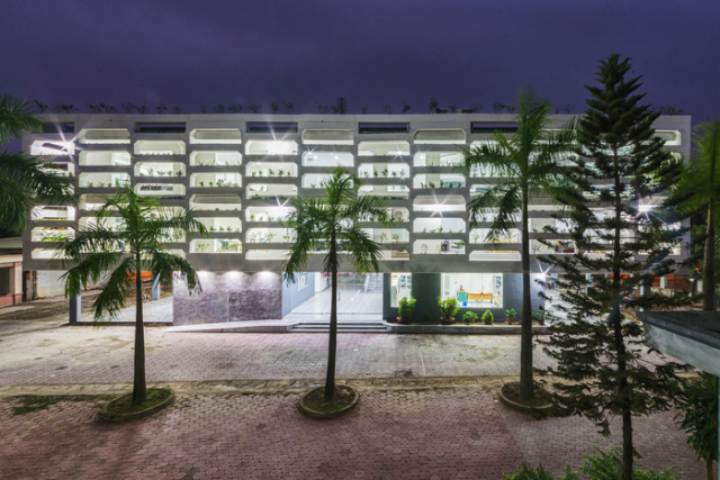 Офис с огородом на фасаде