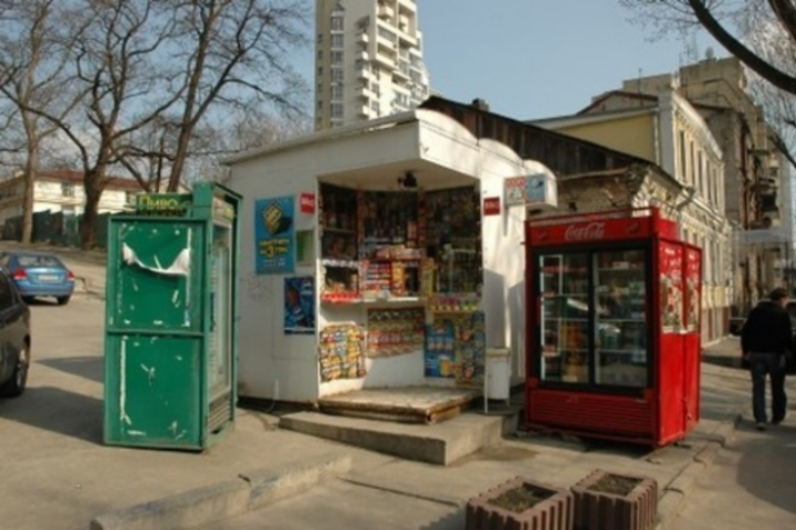 Киевлянин рассказал, как "демонтировал" семь МАФов возле своего дома