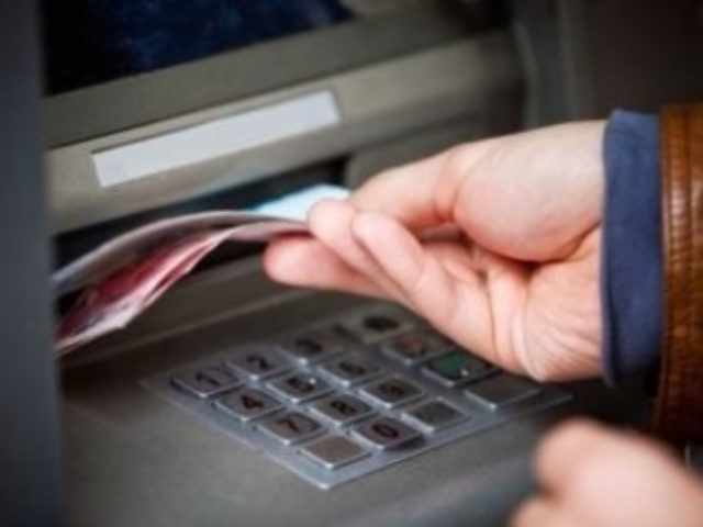 Банки отказываются выдавать наличные чужим клиентам