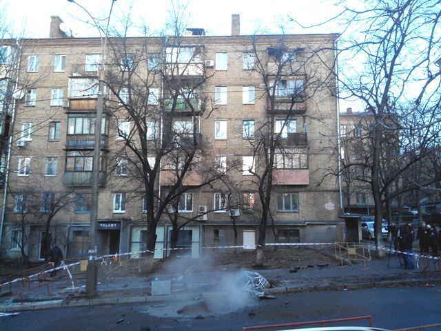 Пострадавшей от 10-метрового "гейзера" киевской шестиэтажке обещают компенсацию. Фото