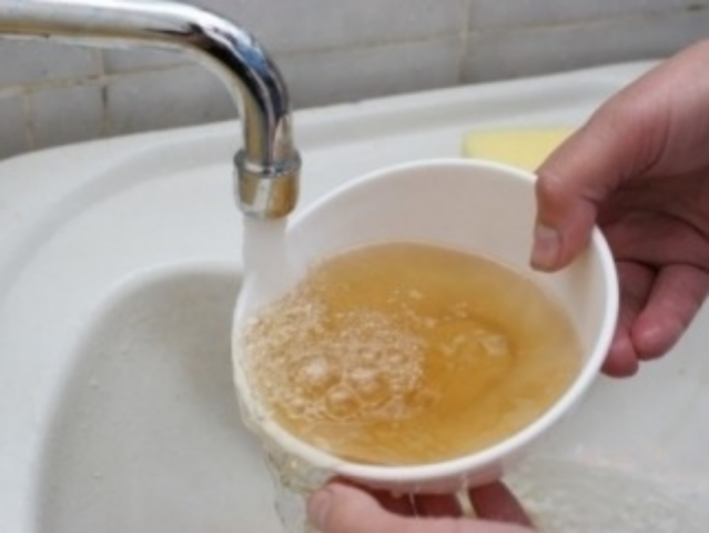 Киевлянам пообещали компенсацию за воду с фекалиями 