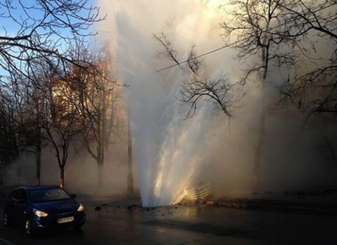 В центре Киева из-под асфальта «вырвался» десятиметровый фонтан. Фото