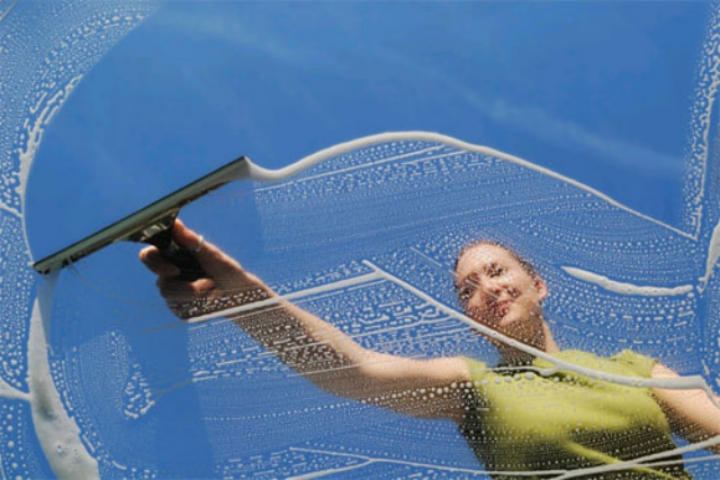 Мытье стекол и зеркал в доме