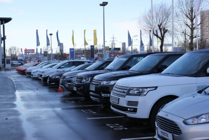 Несмотря на кризис и налоги, киевляне покупают дорогие авто