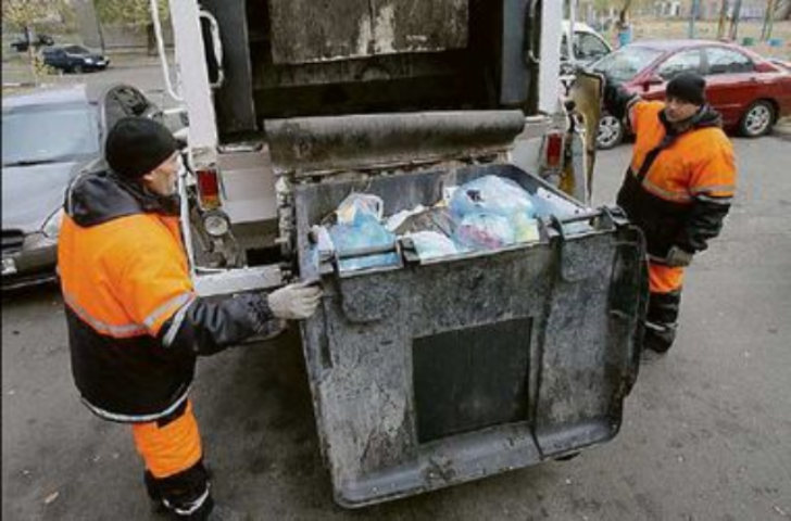 Тайны киевских свалок: в мусоре находят деньги, а отходы превращают в сырье для стройки дорог