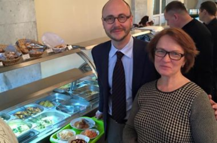 Как кормят в столовой Киеврады: порция супа стоит около 6,5 грн, мясные блюда — по 13—20 грн, а салаты — от 8 грн