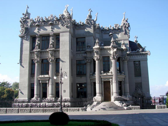 Таємниця будинку з химерами в тому, що на ньому немає жодної химери