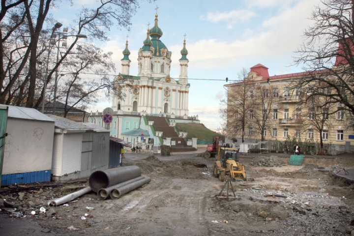 Разруха на Андреевском спуске: на улице сняли брусчатку и обещают поставить ограничители для машин. Фото