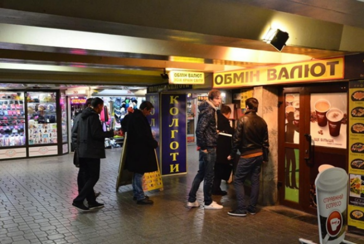 Почему украинцы скупают доллары, а европейцы – нет