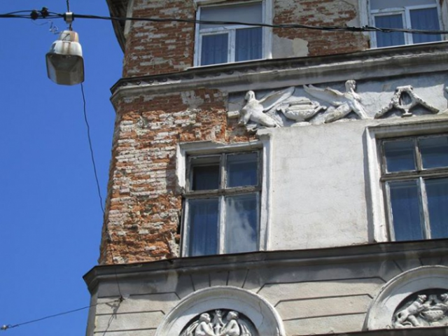 Як руйнується львівський ампір?