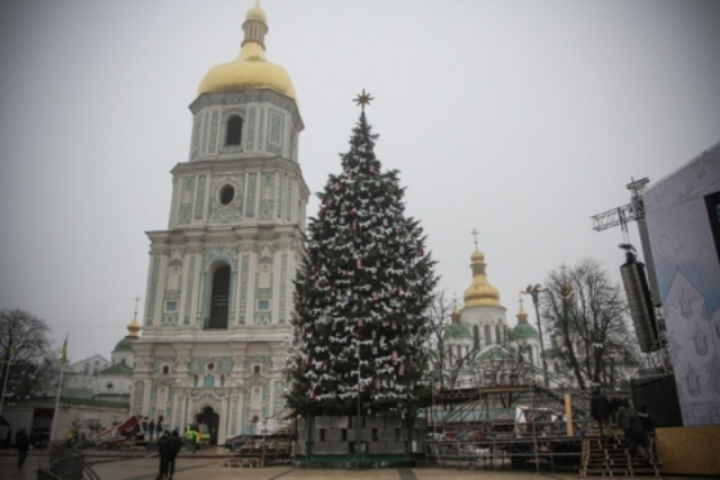 Сегодня вечером зажгут главную елку страны