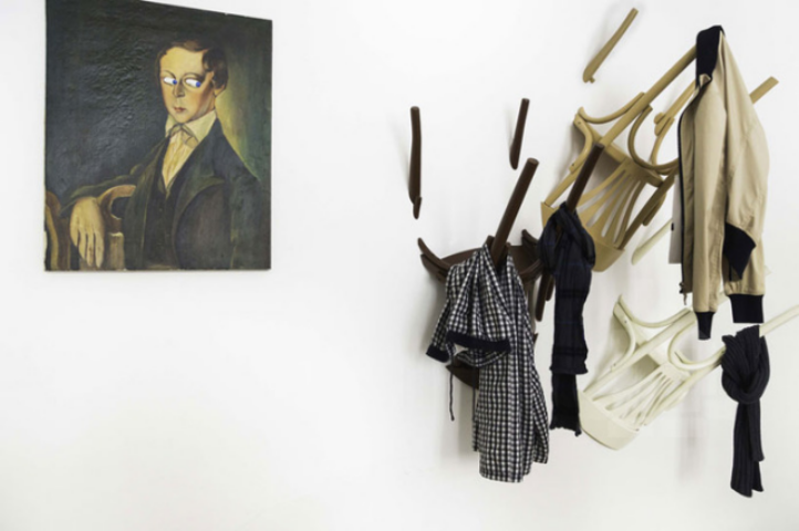 Вверх тормашками: настенная вешалка для одежды