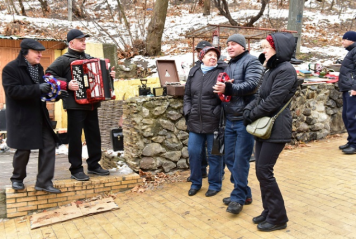 В Киеве гадали, лепили ангелов и угощали кулешом