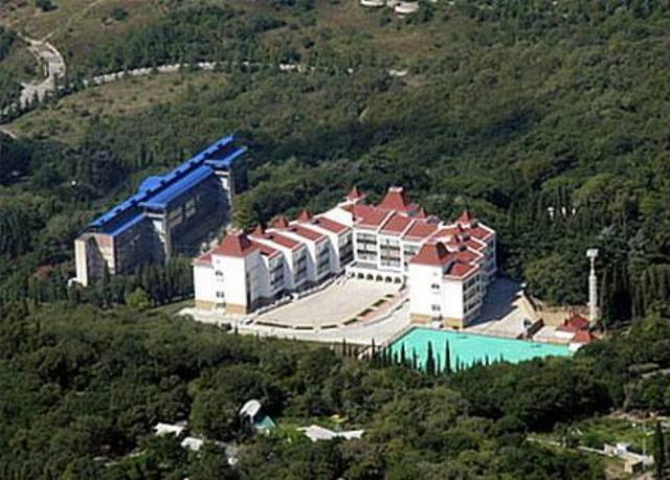 Переселенцы из Донбасса живут без тепла в летнем лагере "Ромашка"