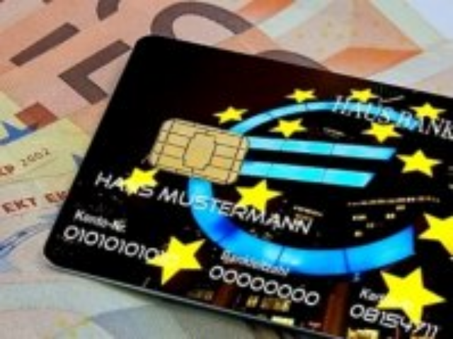 Украинцы стали чаще совершать безналичные платежи