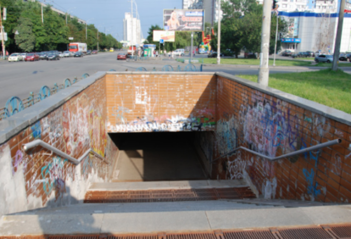 Киевлянин, благодаря которому почистили подъезд, хочет облагородить подземку