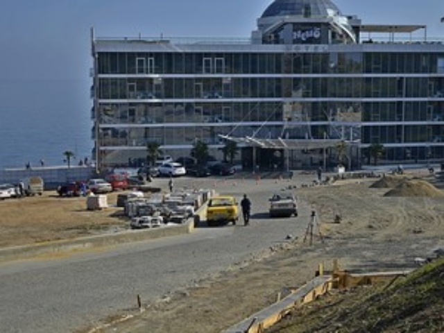 Строители паркинга повредили арку на Ланжероне. Фото