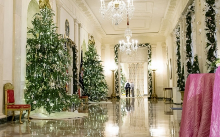 Новогодний декор Белого дома: Мишель Обама украсила президентскую резиденцию. Фото