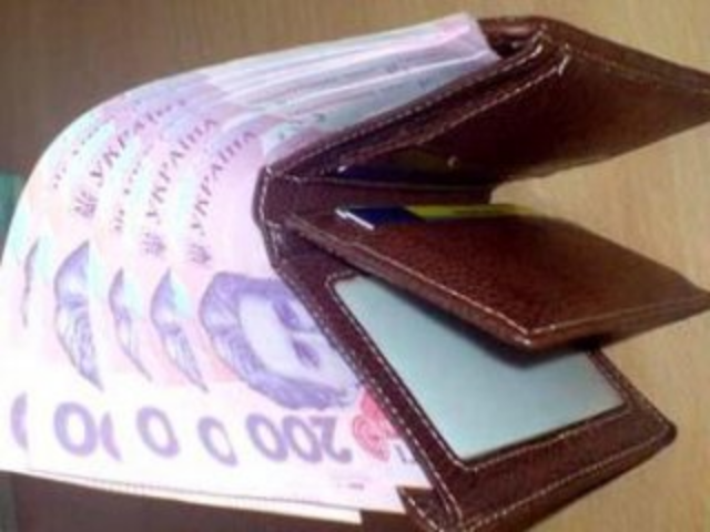 Минимальную зарплату чиновников планируют удвоить