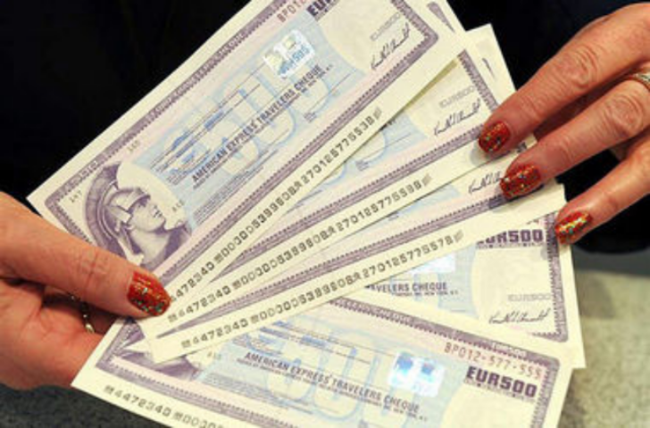 Украинцам для виз нужны дорожные чеки, но банки их не продают