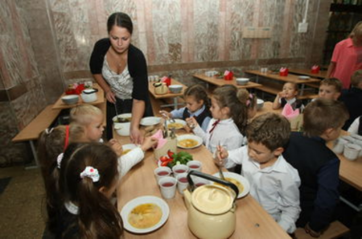 В киевских школах отменят бесплатное питание