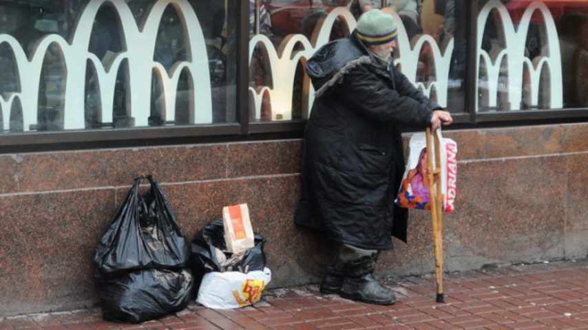 Доведение до бедности: Кто и как вынудил украинцев фактически работать за еду