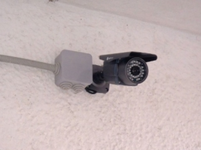 За киевлянами установили слежку в подъездах 