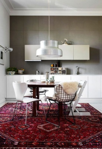 Ковер с восточным орнаментом в современном европейском интерьере 