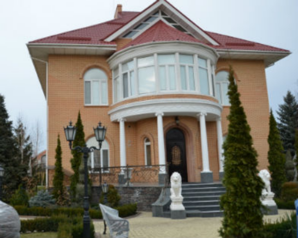 Имения беглых депутатов под Киевом: у Пшонки вянут елки, а у Симоненко идет ремонт