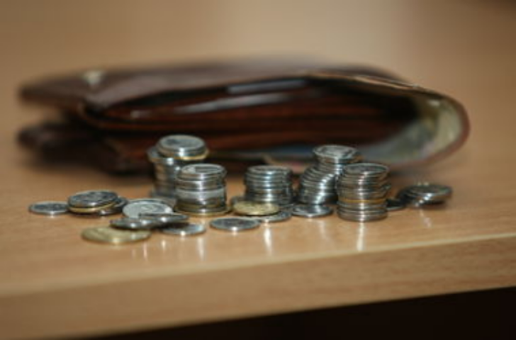 Тотальный кризис: как курс доллара бьет по карманам украинцев