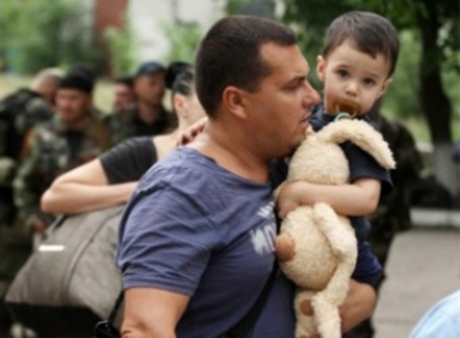 Государство будет помогать тем, кто решил переехать из зоны ведения боевых действий - А.Шлапак