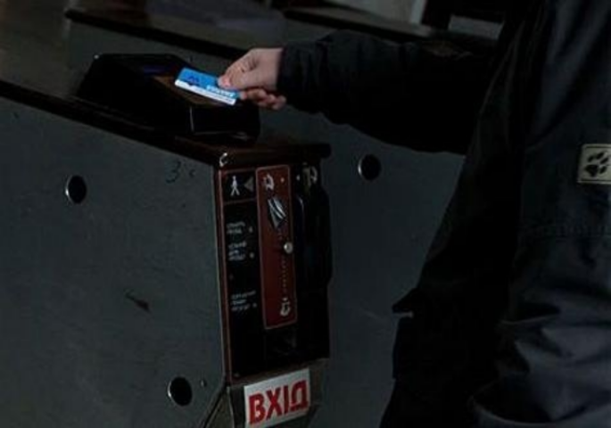В Киеве в метро – очереди из льготников: "Карточку киевлянина получить невозможно" 
