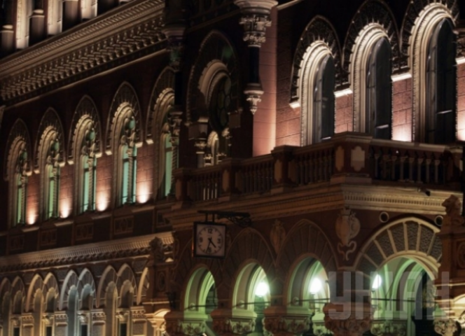 Нацбанк отказался спасать падающую гривню - экономист