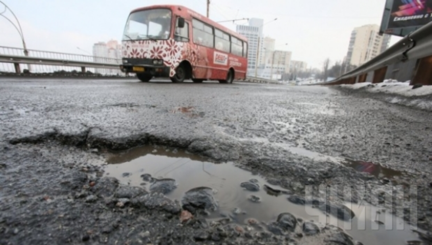 "Укравтодор" отчитался, сколько ям залатал на дорогах