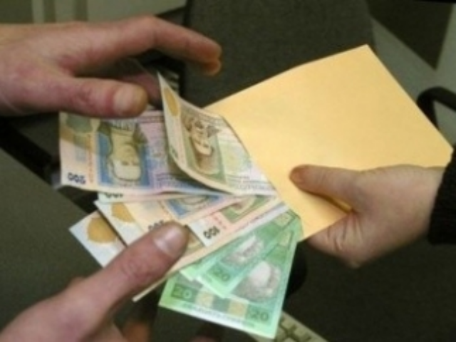 Больше половины украинцев живут на "черную" зарплату