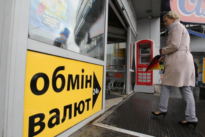 Украинцы перед выборами запасаются валютой